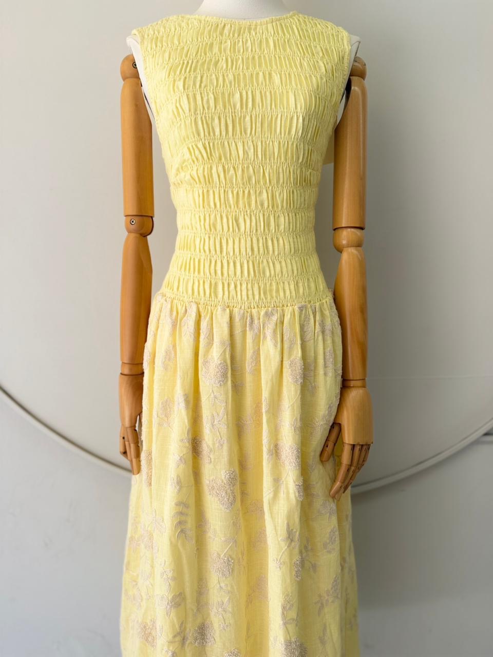 Vestido amarillo de lino bordado