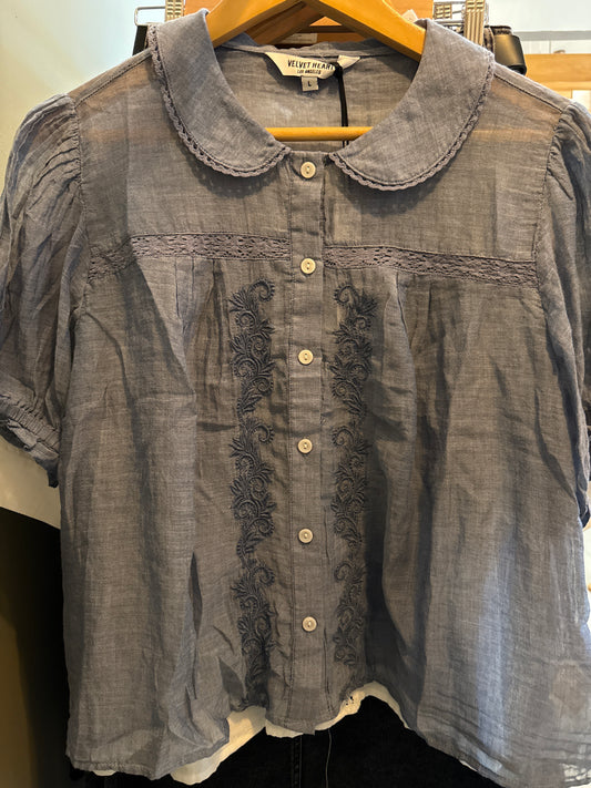 Blusa azul bordada
